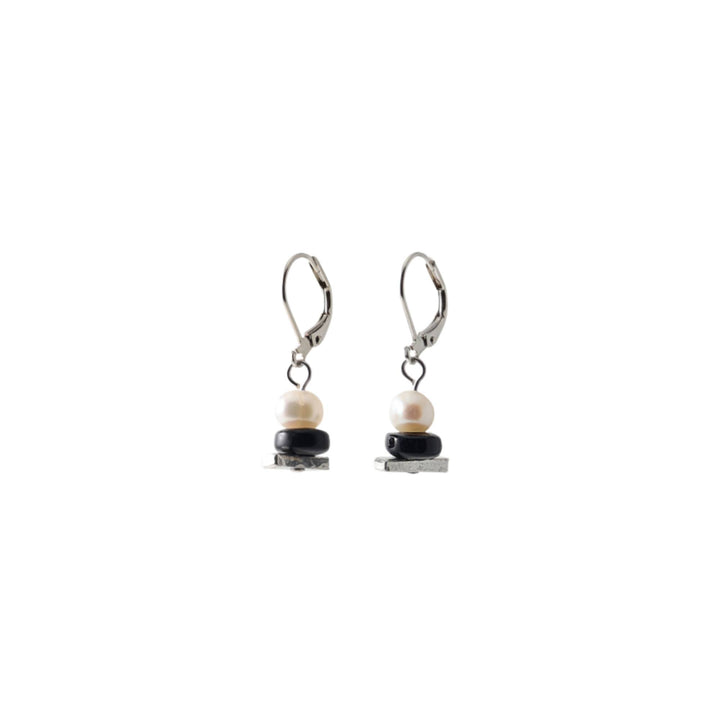 Boucles d'oreilles Carolane couleur encre avec perle par Anne-Marie Chagnon