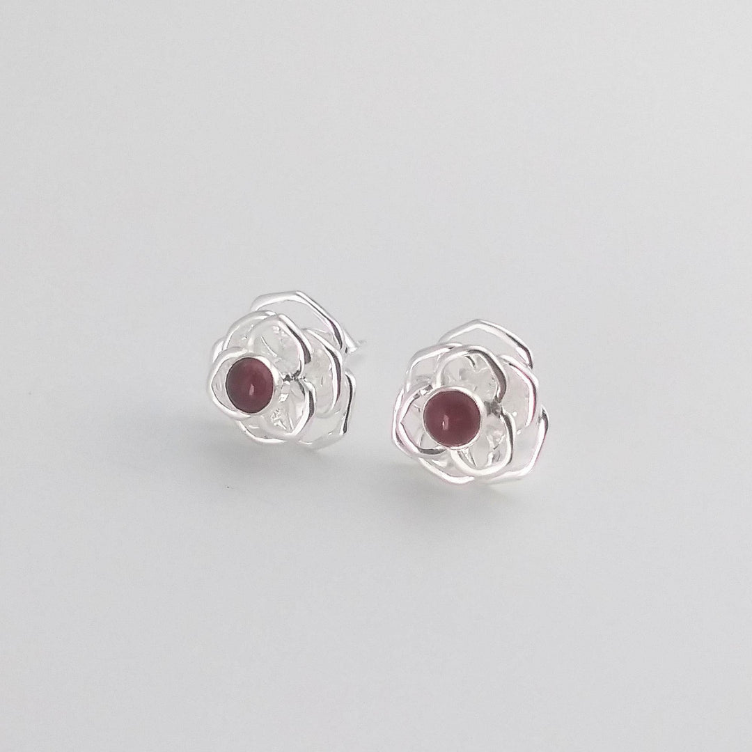 Boucles d'oreilles avec eudyalite au centre et contour floral argenté par gemmes québec