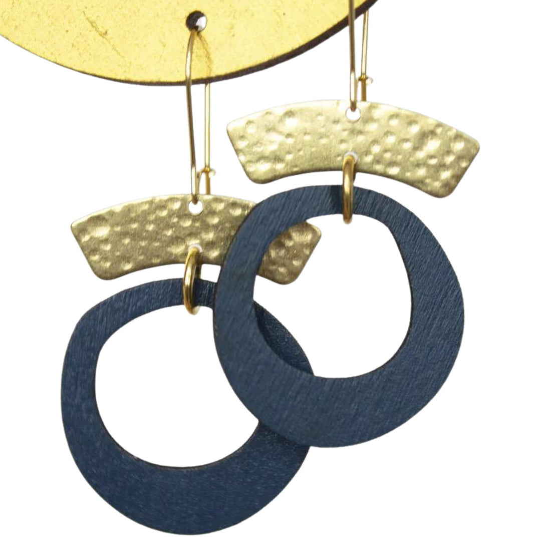 Boucles d'oreilles Couronne bleu nuit par Rebelles des bois accrochées