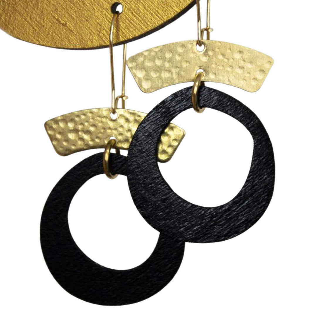 Boucles d'oreilles Couronne noir par Rebelles des bois accrochées