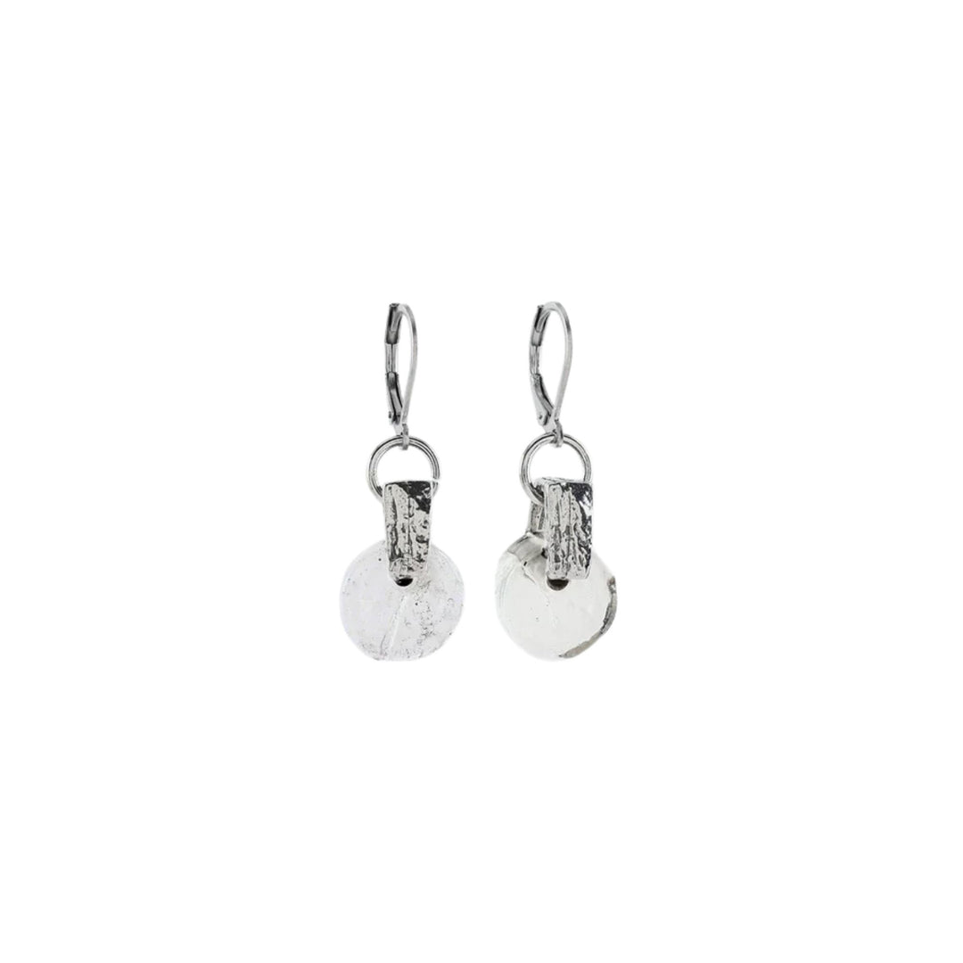 Boucles d'oreilles Dalim avec disque blanc en verre suspendu par Anne-marie Chagnon