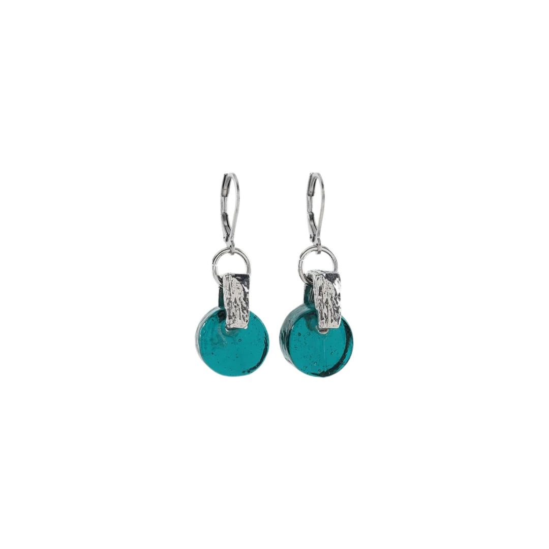 Boucles d'oreilles Dalim avec disque en verre turquoise suspendu par Anne-Marie Chagnon