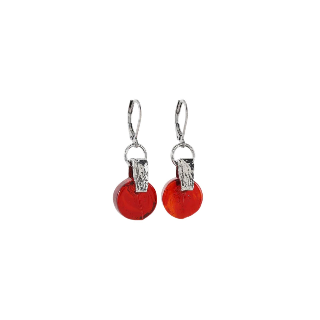 Boucles d'oreilles Dalim avec disque en verre suspendu rouge par Anne-Marie Chagnon