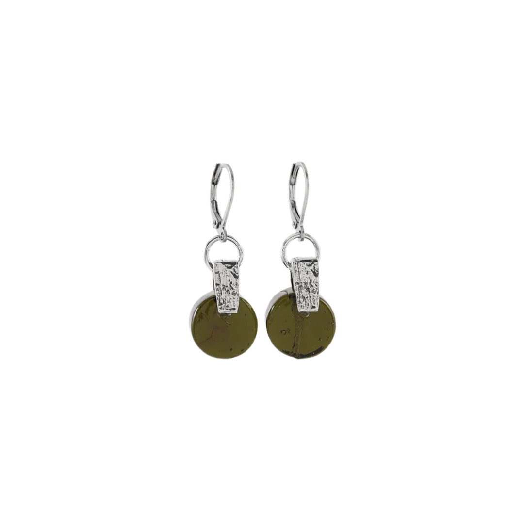 Boucles d'oreilles Dalim avec disque en verre forêt par ANne-Marie Chagnon