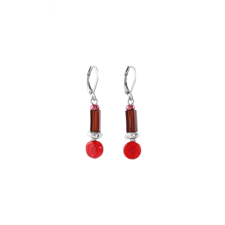 Boucles d'oreilles rouges suspendues par Anne-Marie Chagnon