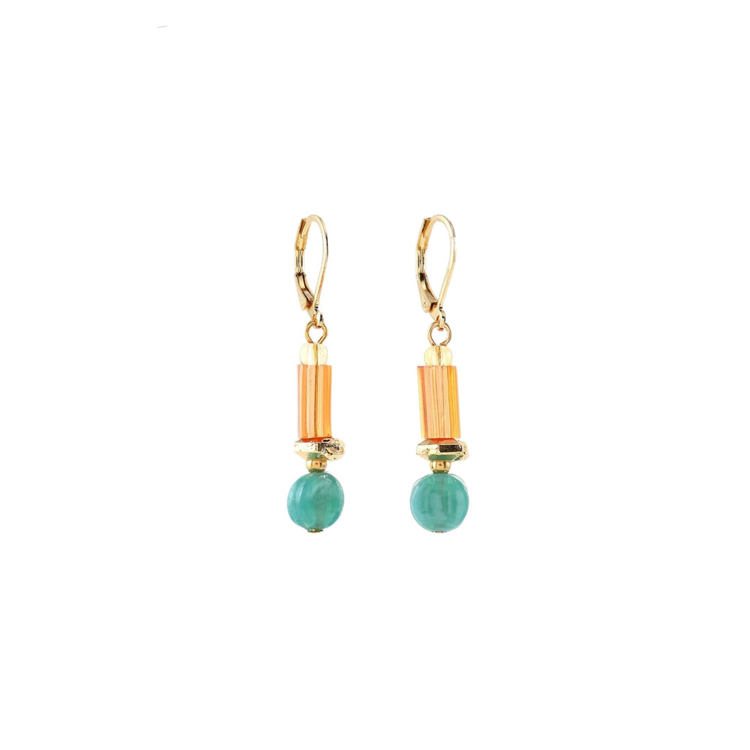 Boucles d'oreilles oranges avec une bille turquoise suspendue par Anne-Marie Chagnon
