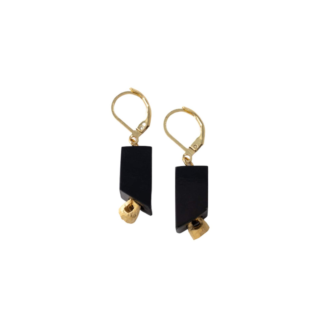 Boucles d'oreilles avec crochet doré et rectangle en angle noir par Anne-marie Chagnon