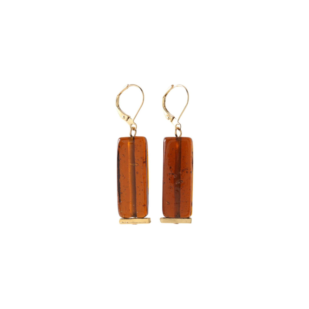 Boucles d'oreilles rectangulaires brunes avec crochet doré par Anne-Marie Chagnon