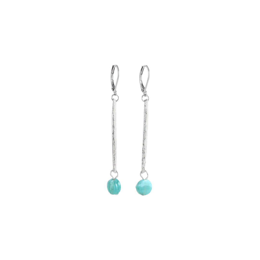 Boucles d'oreilles suspendues avec billes de verre turquoises par Anne-marie Chagnon