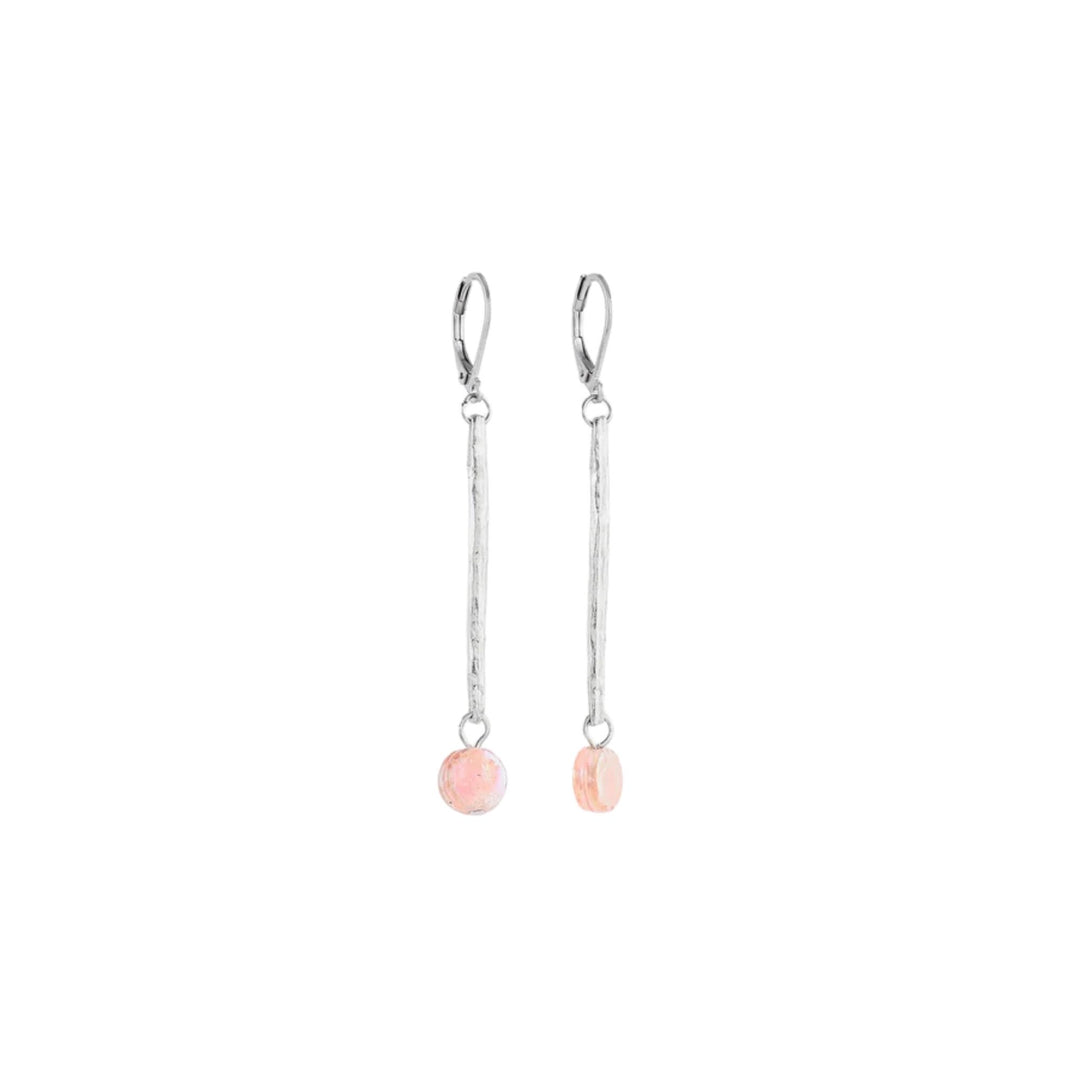 Boucles d'oreilles suspendues avec billes en verre rose par Anne-Marie Chagnon