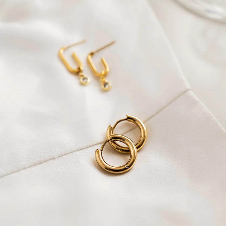 Anneaux dorés par welldunn avec une autre paire de boucles d'oreilles dorées