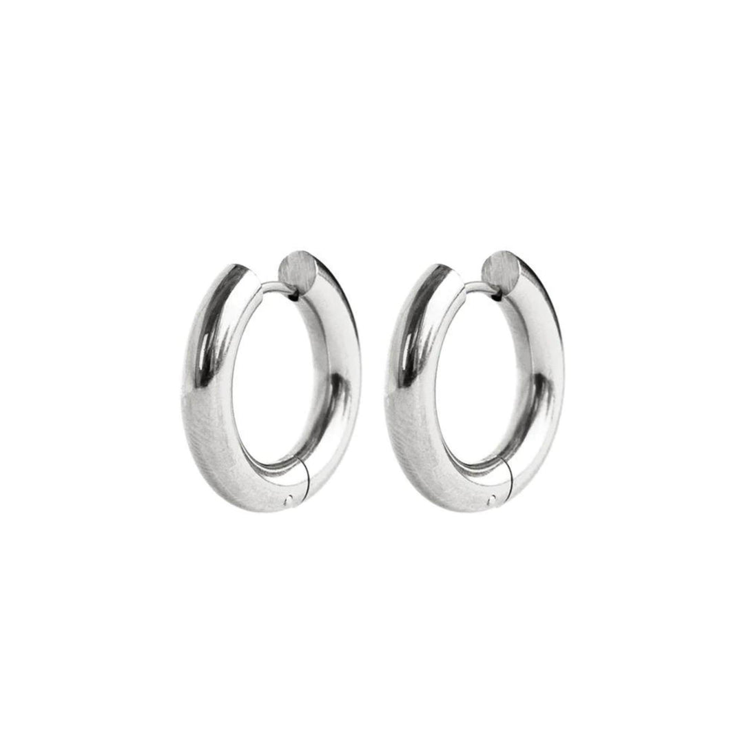 Boucles d'oreilles en anneaux hugo par welldunn argentées vues de côté