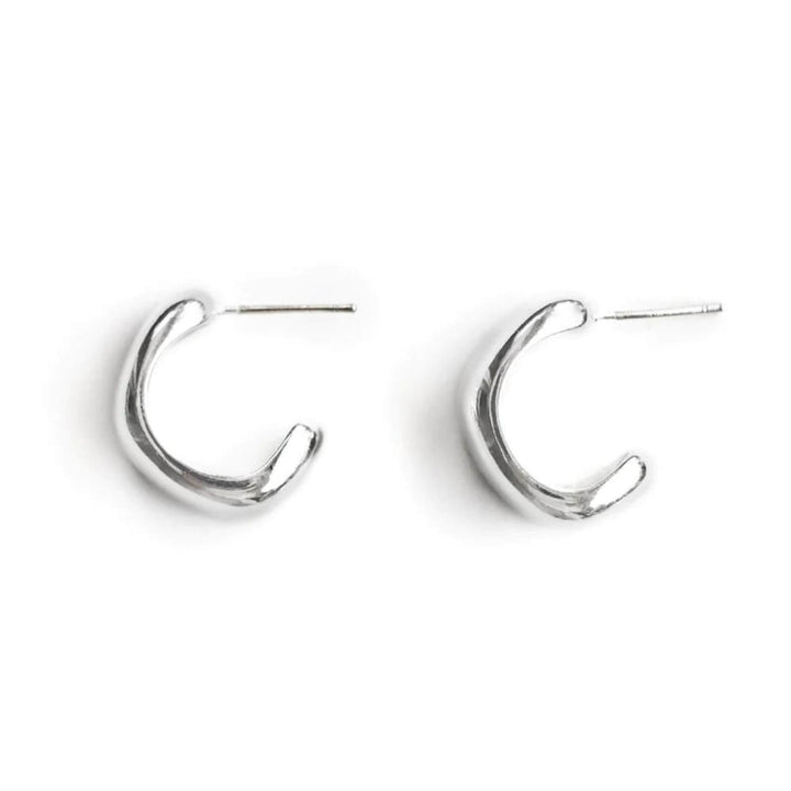 Boucles d'oreilles simple en demi-anneau argenté par welldunn vues de côté