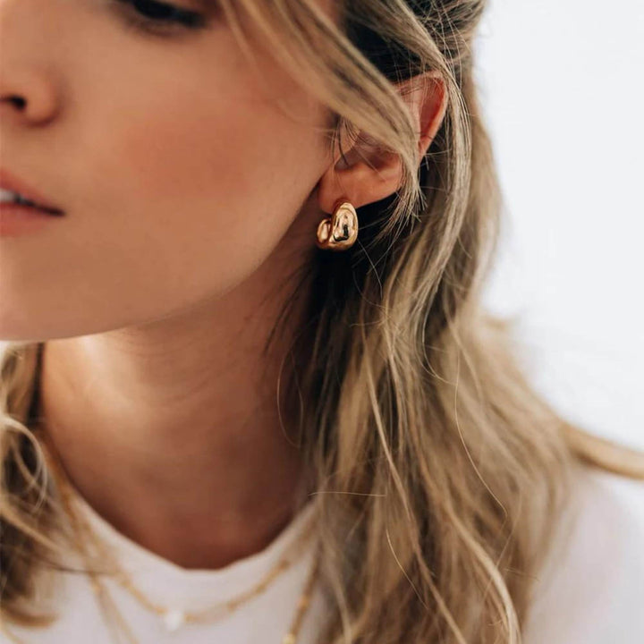 Femme portant des Boucles d'oreilles simple en demi-anneau doré par welldunn
