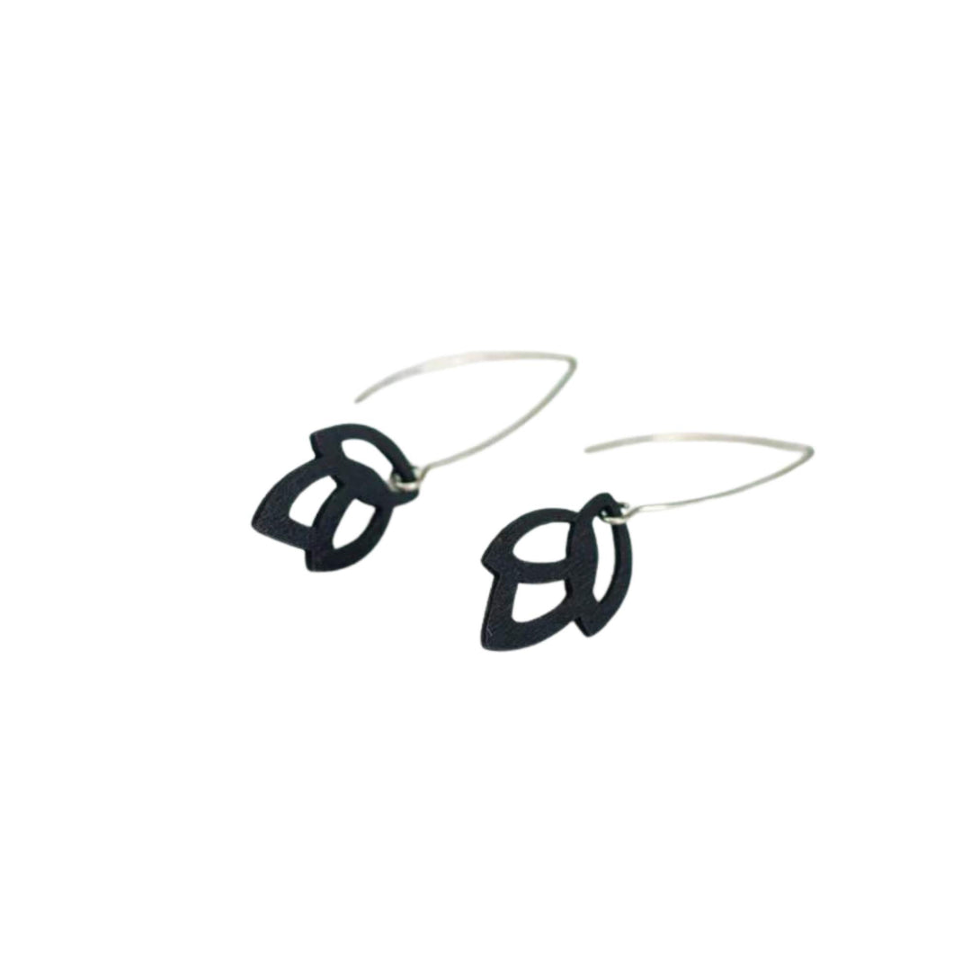 Boucles d'oreilles avec crochet argenté et pièce en bois noires Prophétie par Rebelles des bois