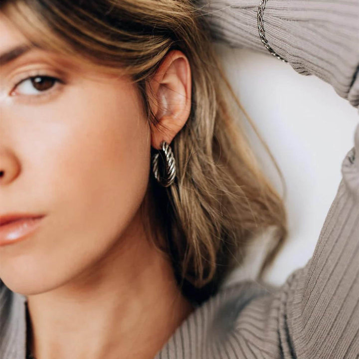 Femme portant une Boucle d'oreille torsadée argentée par welldunn vue de face