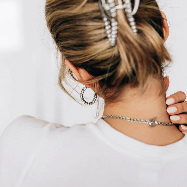 Femme portant une Boucle d'oreille torsadée argentée par welldunn vue de dos