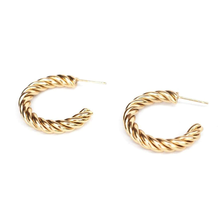 Boucles d'oreilles torsadées dorées par welldunn côte à côte