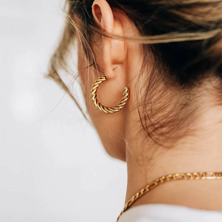 Femme portant une Boucle d'oreille torsadée dorée par welldunn vue de dos