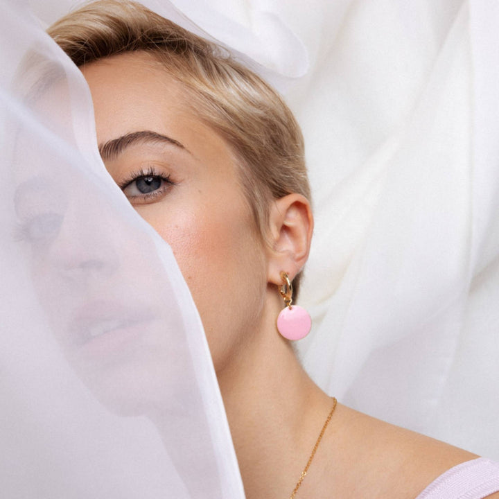 Femme portant des Boucles d'oreilles Valentin roses avec anneaux dorés par Anne-Marie Chagnon