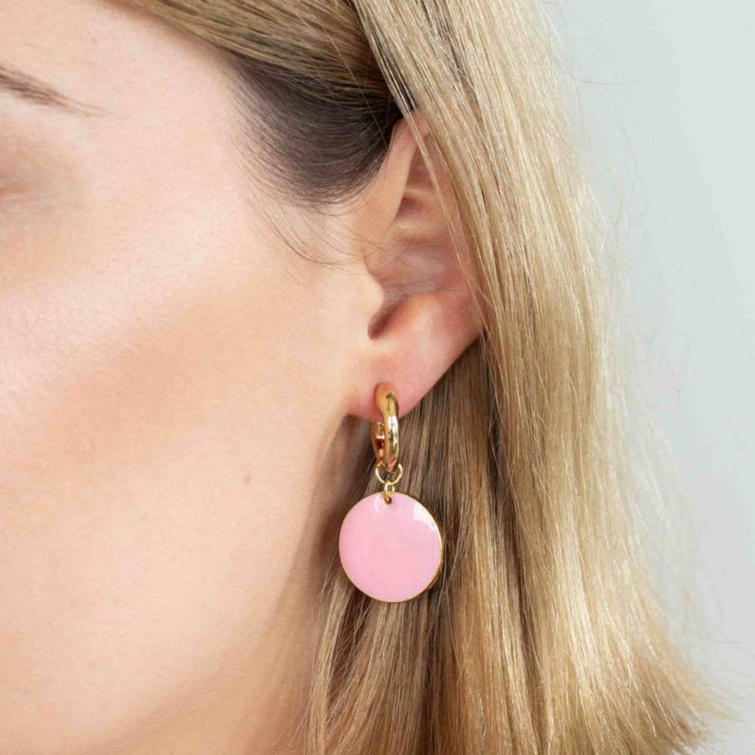 Oreille de femme portant des Boucles d'oreilles Valentin roses avec anneaux dorés par Anne-Marie Chagnon