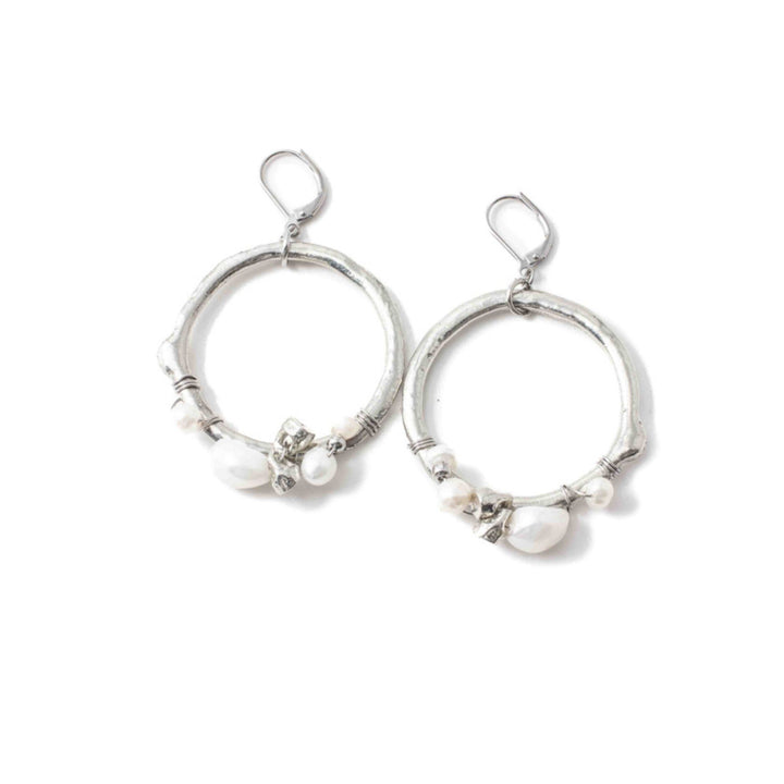 Boucles d'oreilles vincent argentées avec perle par Anne-Marie Chagnon