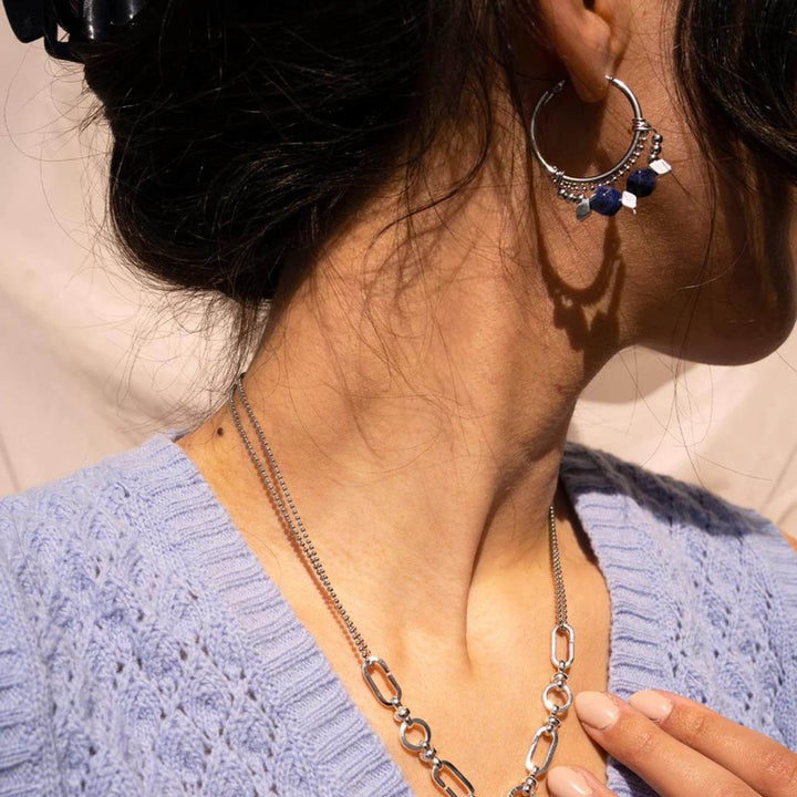 Femme portant des Boucles d'oreilles Zenith par welldun argentées avec pierres suspendues grises et bleues vue de profil