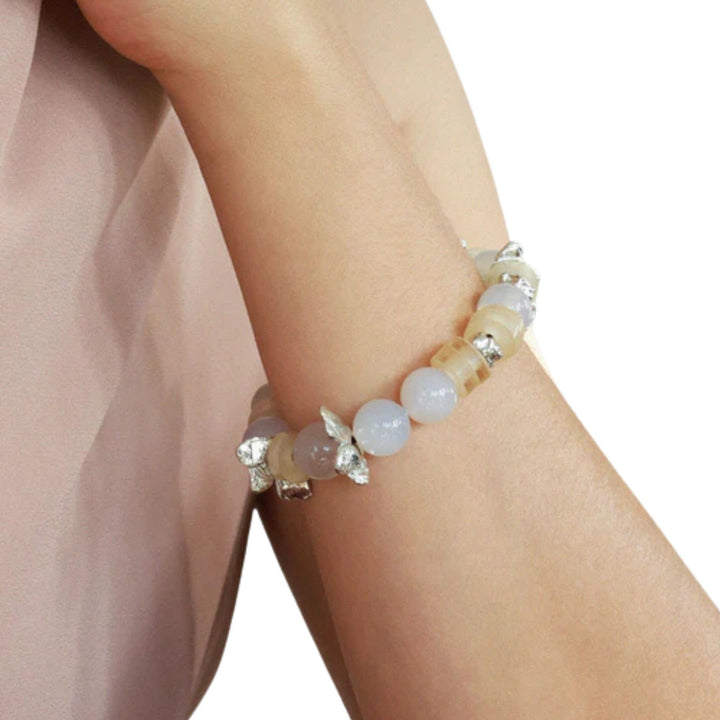 Poignet de femme avec un Bracelet Grafias avec morceaux d'étain par Anne-Marie Chagnon