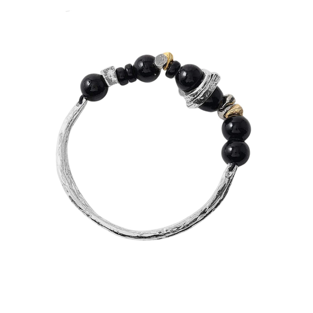 Bracelet Idriss avec billes noires et ornements argentés et dorés par Anne-Marie Chagnon vu de dessus