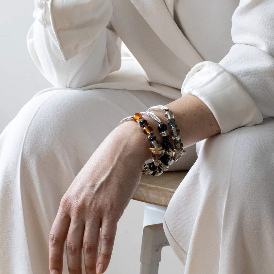 Bracelets Idriss avec billes colorées de différentes couleurs par Anne-Marie Chagnon sur un poignet