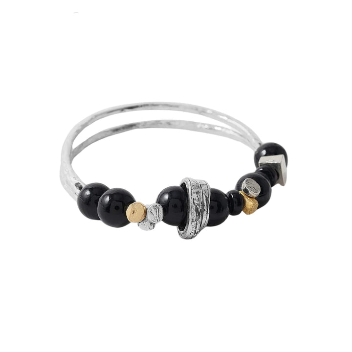 Bracelet Idriss avec billes noires et ornements argentés et dorés par Anne-Marie Chagnon