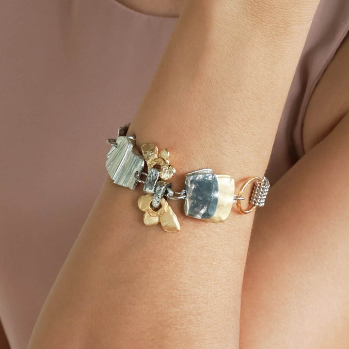 Poignet avec le Bracelet merope en étain brut et plaqué or par Anne-Marie Chagnon