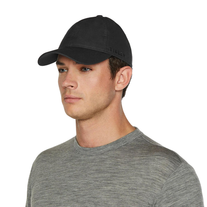 Homme portant une Casquette noire en coton ciré vu de 3/4