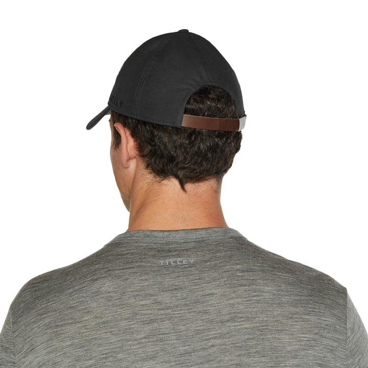 Homme portant une Casquette noire en coton ciré vu de derrière