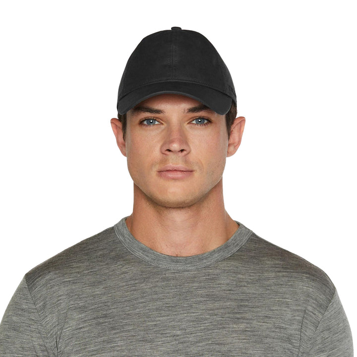 Homme portant une Casquette noire en coton ciré vu de devant