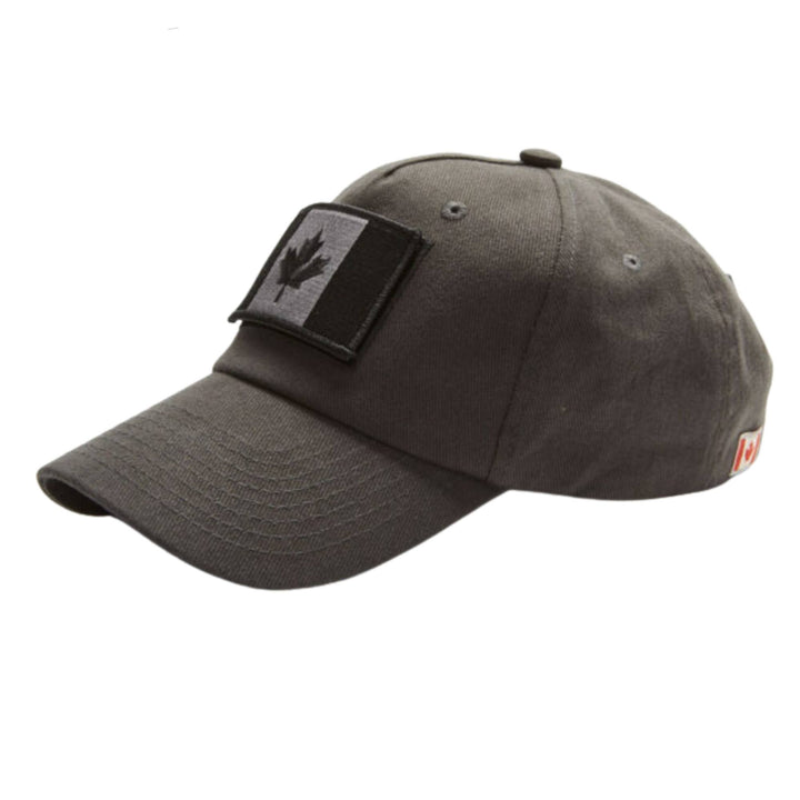 Casquette grise avec drapeau du Canada charbon par Red Canoe vue de côté
