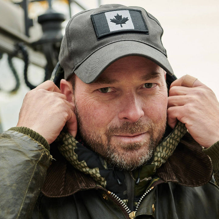 Homme portant une Casquette grise avec drapeau du Canada charbon par Red Canoe