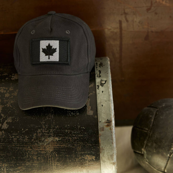 Casquette grise avec drapeau du Canada charbon par Red Canoe déposée
