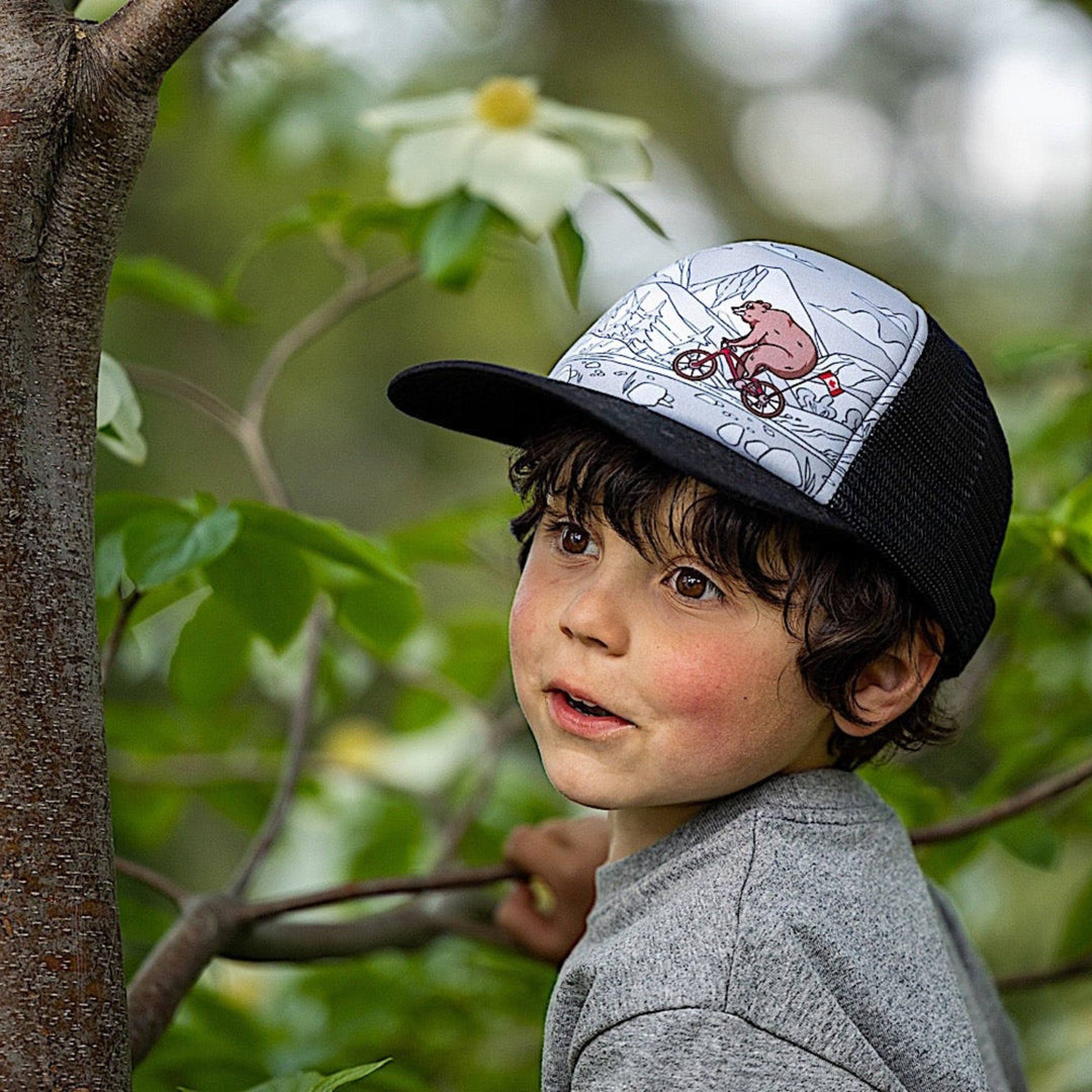 Enfant portant une Casquette noire avec devant gris pâle avec un motif d'ours à vélo