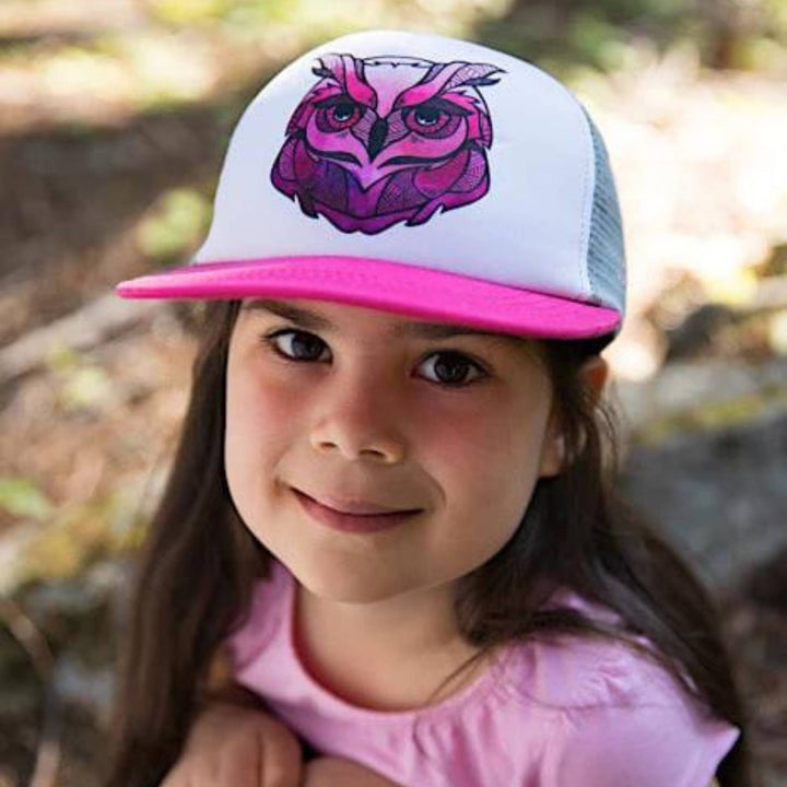 Jeune fille portant une Casquette blanche, rose et noire avec un motif de hiboux sur le devant