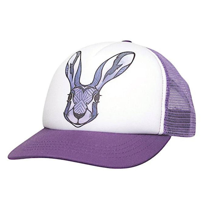 Casquette blanche, mauve et noire avec un motif de lièvre sur le devant