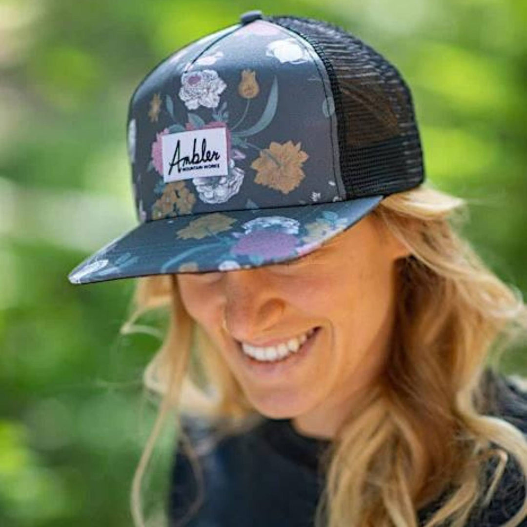 Femme portant une Casquette pour femme noire avec motif de fleurs sur le devant par Ambler