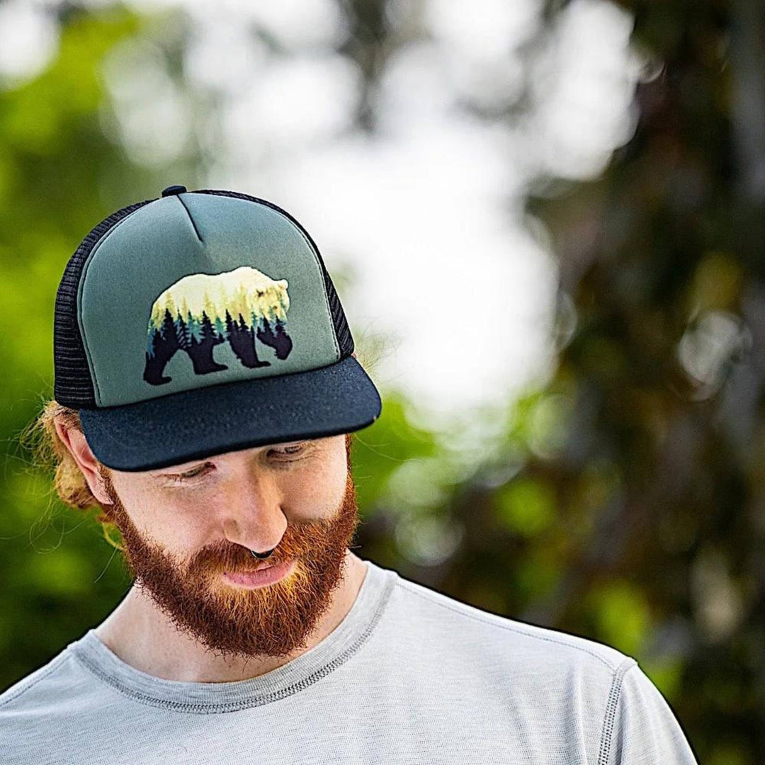 Homme portant une Casquette noire avec devant gris et un motif d'ours et forêt