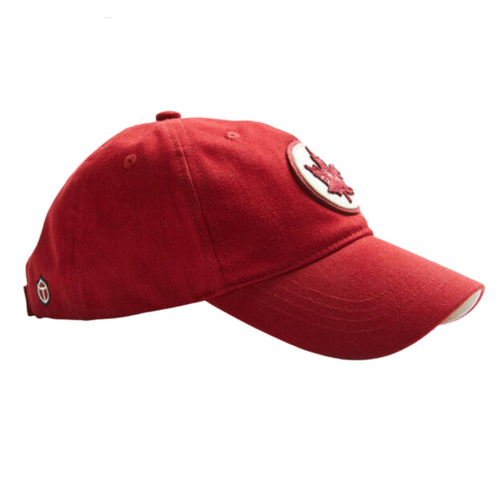 Casquette Canada rouge avec logo par Red Canoe vue de côté gauche