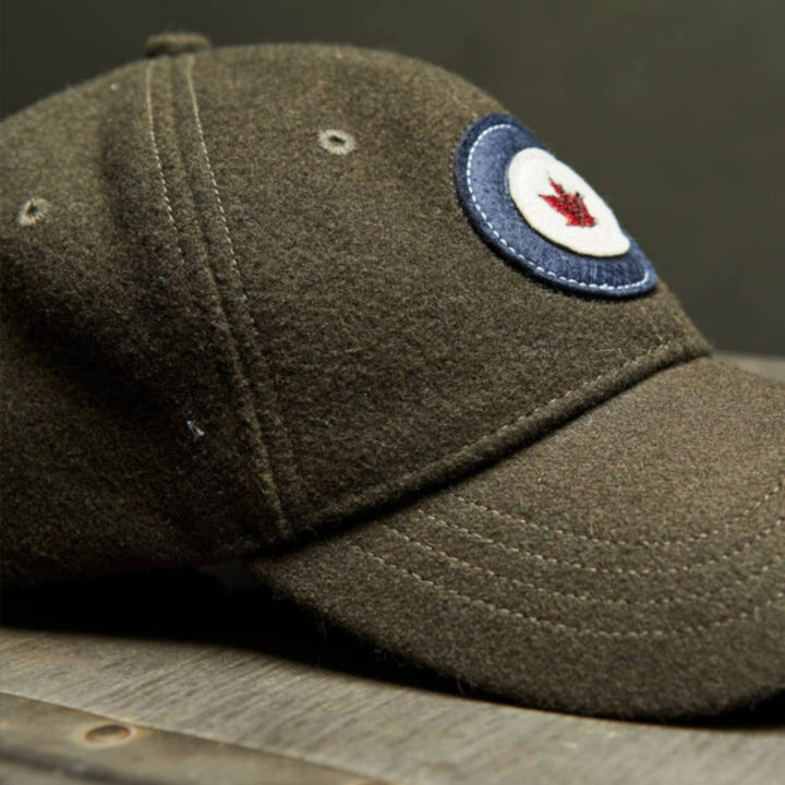 Casquette RCAF en laine kaki avec logo vue de 3/4 par Red Canoe