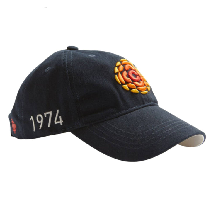 Casquette CBC RADIO-CANADA bleue marine avec logo par Red Canoe vue de côté