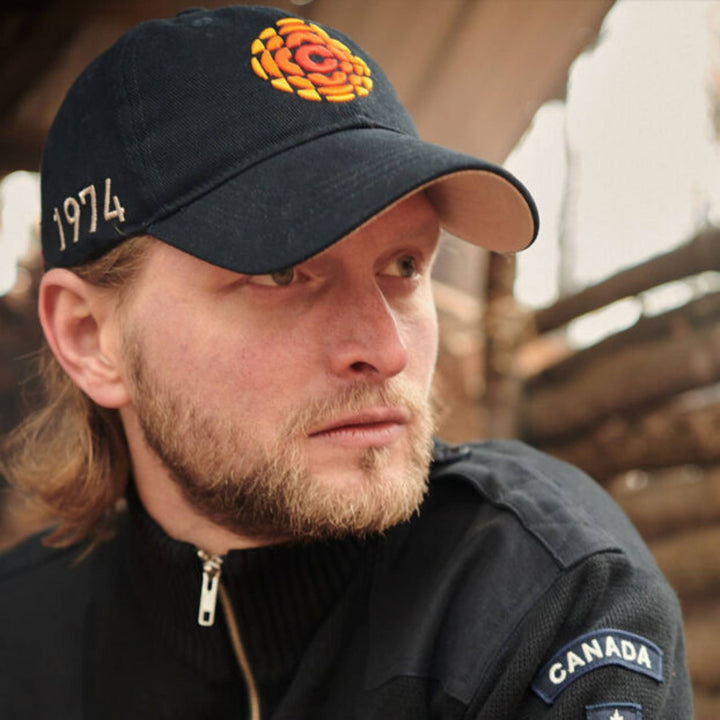 Homme portant une Casquette CBC RADIO-CANADA bleue marine avec logo par Red Canoe