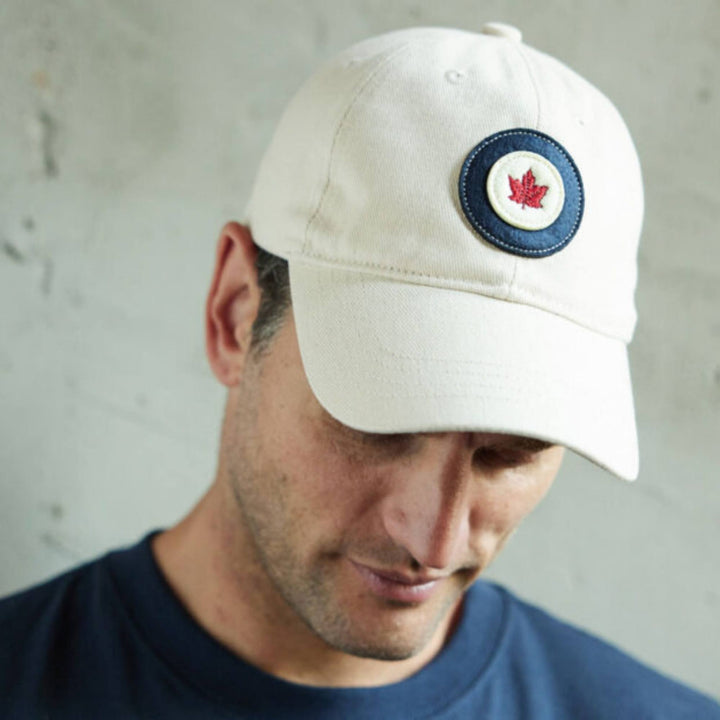 Homme portant une Casquette blanche RCAF par Red Canoe