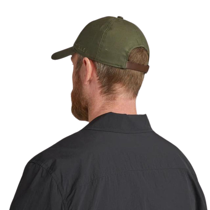 Homme de dos portant une Casquette verte en coton ciré par tilley