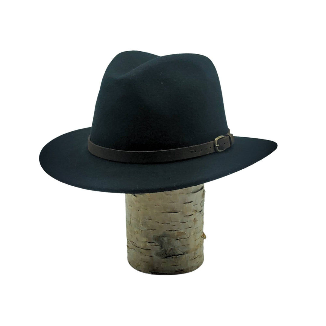 Chapeau fedora Canadian leather noir sur une bûche avec boucle vu de 3/4